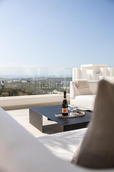 Foto 819d231f-57be-490d-a807-02c222887b8c. Ático  dúplex de 3 dormitorios, solarium y vistas al mar en exclusiva urbanización. en Marbella