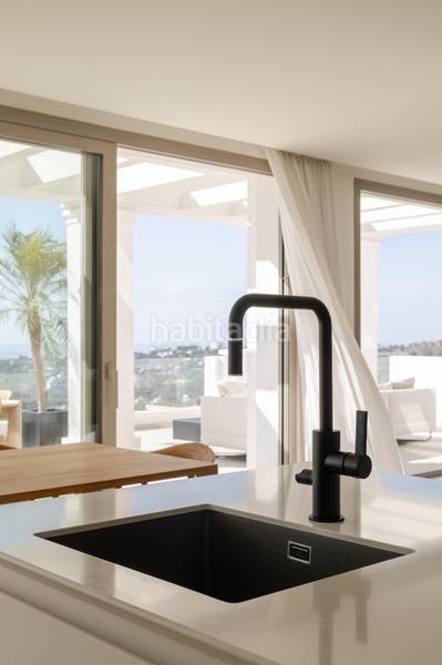 Foto 99e377c1-89a6-42ba-92e7-33a34cca6d9f. Ático  dúplex de 3 dormitorios, solarium y vistas al mar en exclusiva urbanización. en Marbella