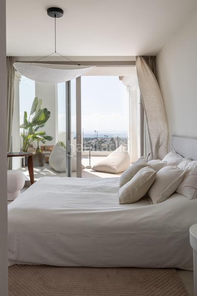 Foto 9ad472fb-d5dd-4083-8387-bfbde2140e60. Ático  dúplex de 3 dormitorios, solarium y vistas al mar en exclusiva urbanización. en Marbella