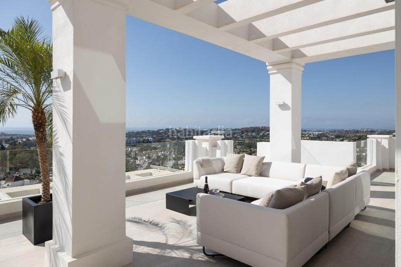 Foto e3804bda-0d59-473c-a246-642a01d00387. Ático  dúplex de 3 dormitorios, solarium y vistas al mar en exclusiva urbanización. en Marbella