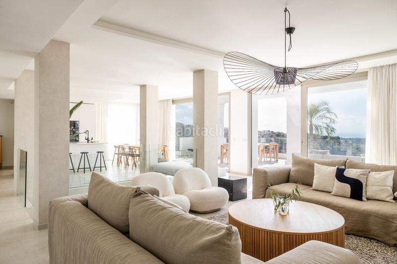 Foto f5f24294-78ae-4873-b09e-229ef48e5610. Ático  dúplex de 3 dormitorios, solarium y vistas al mar en exclusiva urbanización. en Marbella