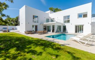 Chalet en Las Brisas. Villa reformada de 6 dormitorios y 6 baños en nueva andalucía, m