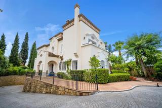 Chalet à San Pedro de Alcántara Pueblo. Villa de lujo de 5 dormitorios y 5 baños en la quinta, benahavís