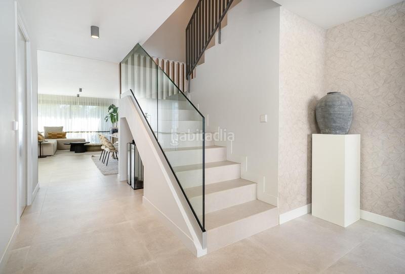 Foto f7135eca-4705-44f0-a33a-086244c57b8e. Casa pareada pareado de 4 dormitorios con vistas al mar, listo para entrar a vivir! frente a la playa... en Mijas