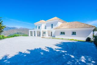 Xalet a Santa María. Villa reformada de 4 dormitorios y 3 baños en la mairena, ojén