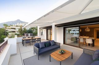 Àtic a Lomas de Marbella Club. Ático dúplex de 3 dormitorios y 3 baños con solarium y vistas pa