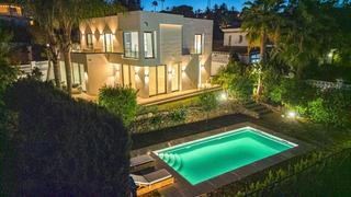 Xalet a La Dama de Noche - La Alzambra. Villa de lujo reformada de 5 dormitorios y 5 baños en nueva anda