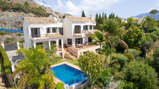 Chalet à San Pedro de Alcántara Pueblo. Villa de lujo de 4 dormitorios y 3 baños en la quinta, benahavís