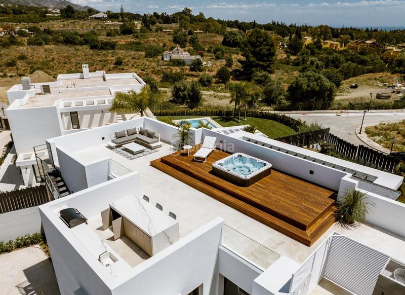 Foto 55a3ee3a-772e-4a70-a89b-e1928ad86a4b. Chalet villa de lujo 5 dormitorios y 6 baños con vistas al mar en la milla de oro, en Marbella