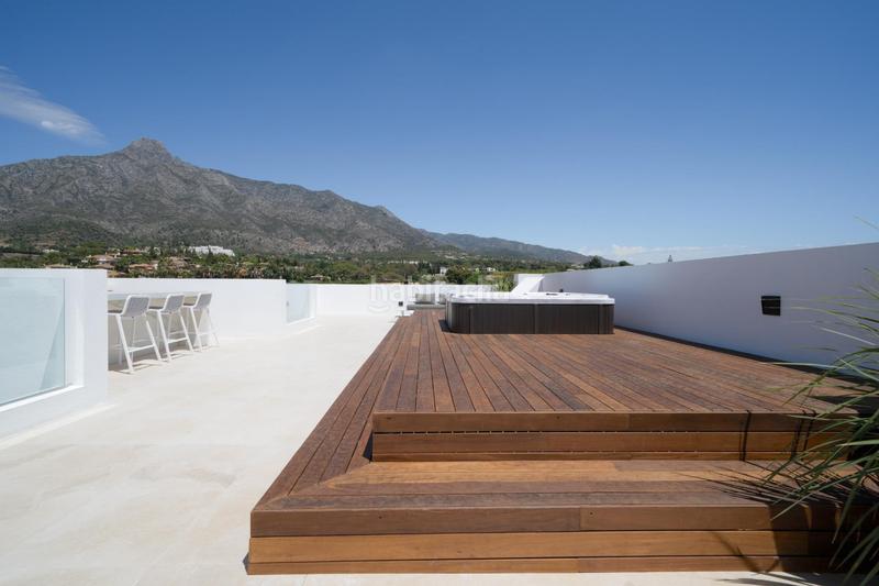 Foto a48d1086-9d29-4134-b8b2-4ef8eb84750d. Chalet villa de lujo 5 dormitorios y 6 baños con vistas al mar en la milla de oro, en Marbella