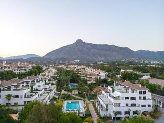 Rez-de-chaussée à Lomas de Marbella Club. Planta baja de 4 dormitorios y 4 baños con vistas panorámicas a
