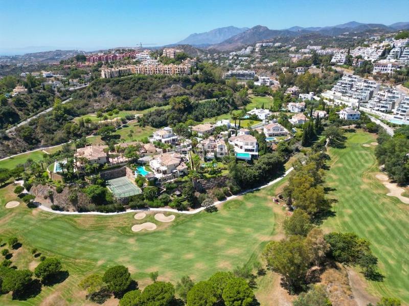 Foto b0362010-7e9e-4a7d-9dc5-11f415f49494. Chalet with heating parking pool in La Quinta Benahavís