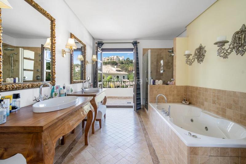 Foto fb5cb7f0-d15e-49e4-aa0a-6176274899ba. Chalet with heating parking pool in La Quinta Benahavís