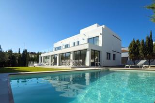 Chalet en Las Brisas. Villa de 5 dormitorios y 6 baños completamente renovada en nueva