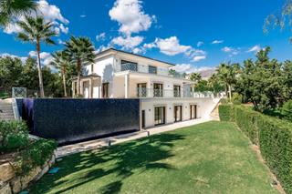 Xalet a Los Naranjos. Villa de lujo de 5 dormitorios y 5 baños con vistas al mar. nuev