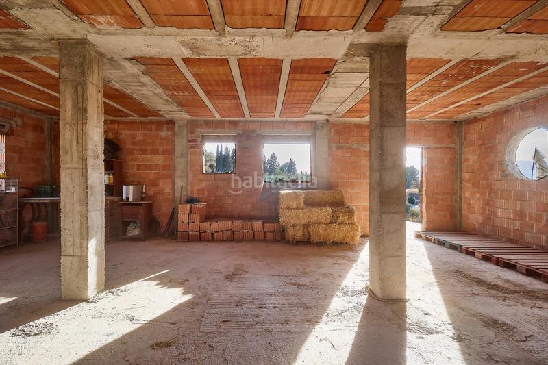 Foto 0ca59a50-8c6d-495b-a952-bf4b44477814. Finca rústica terreno rústico de 3.750 metros, con casa de apero, olivares y edificación sin terminar. en Coín