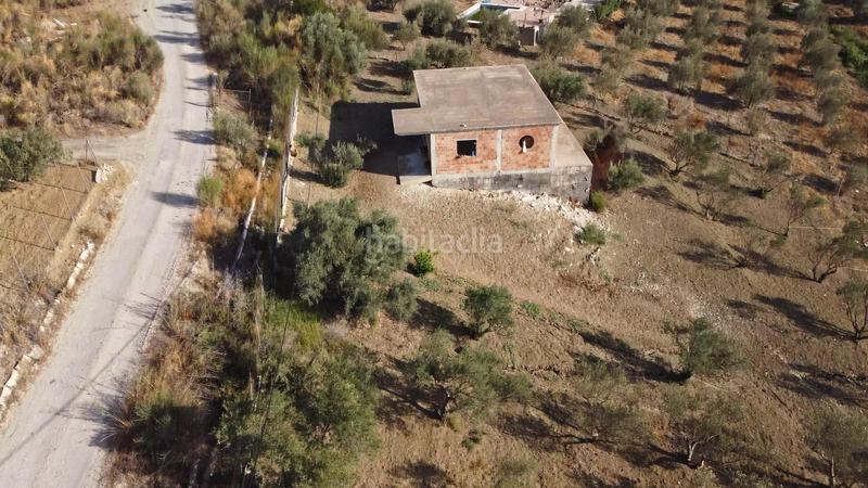 Foto 5c20befc-94b2-4bf5-b6f9-79e33e0a3293. Finca rústica terreno rústico de 3.750 metros, con casa de apero, olivares y edificación sin terminar. en Coín