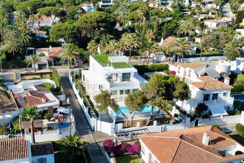 Foto 680f5de1-5a00-4bb2-8397-54b9c293adb7. Xalet amb calefacció aparcament piscina a Marbesa Marbella