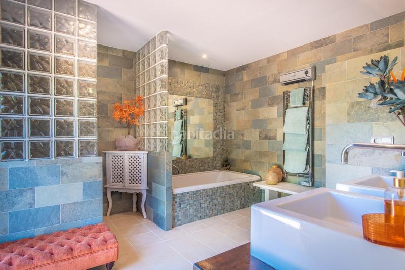 Foto fa255b5b-ee2f-4d86-9f80-ec91592fdf67. Xalet amb calefacció aparcament piscina a altos de Estepona Estepona