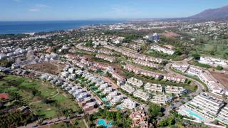 Casa adossada a Benatalaya. Pareado de 4 dormitorios y 4 baños. nueva milla de oro, estepona