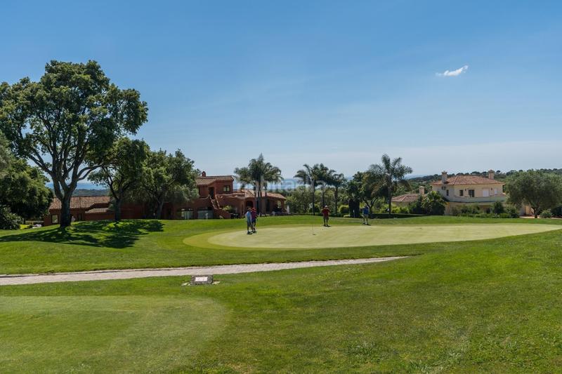 Foto d5b6e242-3a2c-45a6-91db-7c969cb45f8c. Àtic amb calefacció aparcament piscina a Sotogrande alto Sotogrande
