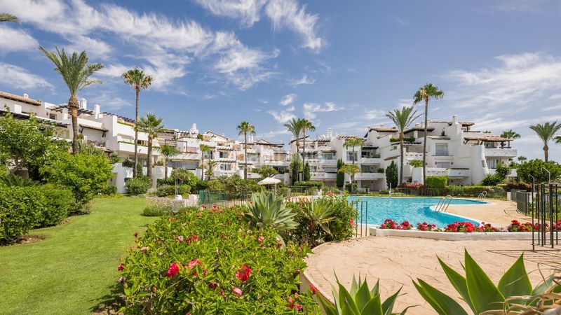 Foto 7f11d8a2-8528-44ef-8d19-63ac04e3b003. Planta baixa amb calefacció aparcament piscina a Estepona
