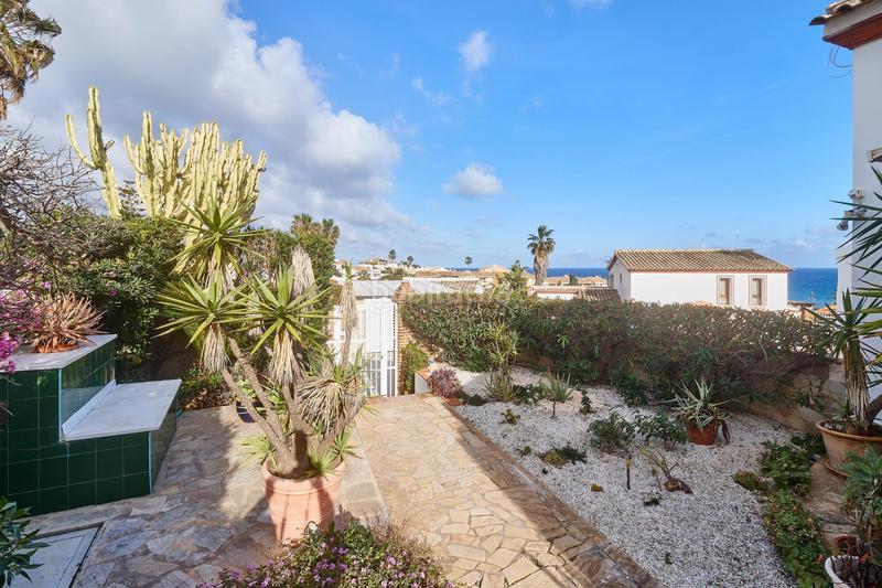 Foto 1e22a0eb-18ed-48d7-9755-4e474bc70705. Chalet oasis andaluz espectacular villa de una planta con jardín tropical y vistas de ensueño en Mijas