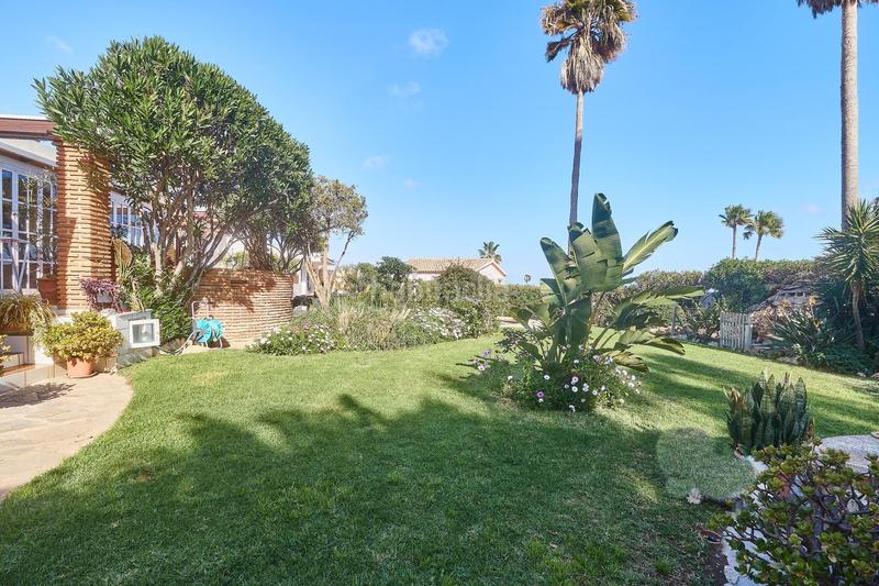 Foto 39c4b096-f946-4e91-9e6c-c271e6f504e6. Chalet oasis andaluz espectacular villa de una planta con jardín tropical y vistas de ensueño en Mijas