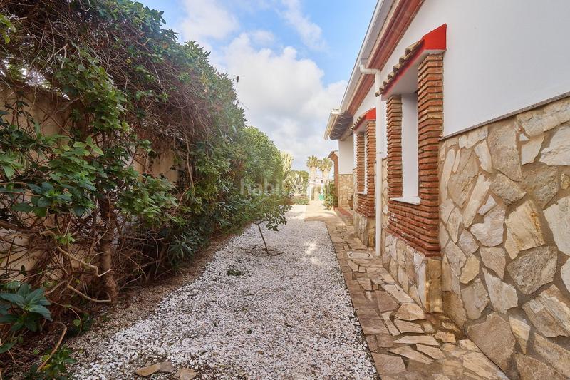 Foto 95ffee64-ced2-491a-9110-e20600033c95. Chalet oasis andaluz espectacular villa de una planta con jardín tropical y vistas de ensueño en Mijas