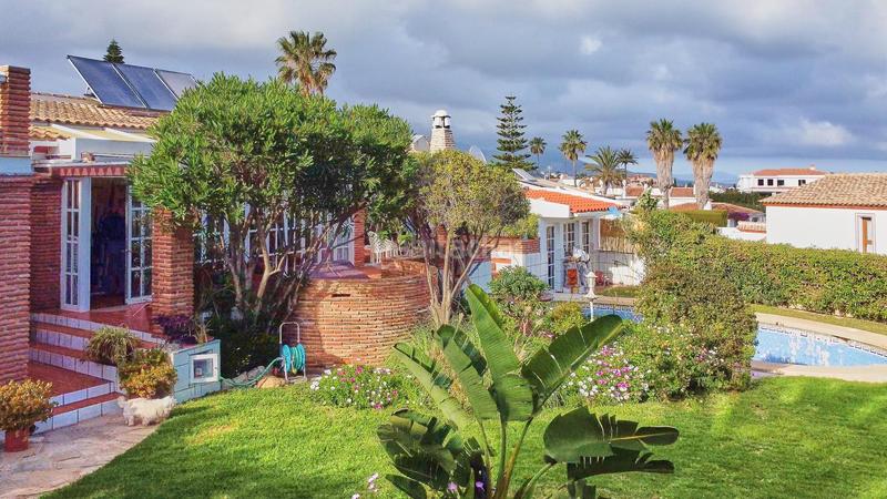 Foto 993bb5b2-e930-4484-b35a-572012739c47. Chalet oasis andaluz espectacular villa de una planta con jardín tropical y vistas de ensueño en Mijas