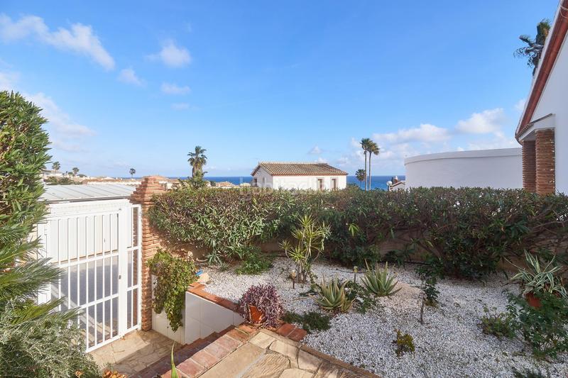 Foto 99f9df1b-e081-41e5-855e-d18ac112feb7. Chalet oasis andaluz espectacular villa de una planta con jardín tropical y vistas de ensueño en Mijas