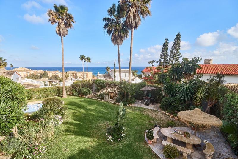 Foto ddabd939-13c2-49c3-bb80-f9bf71957d96. Chalet oasis andaluz espectacular villa de una planta con jardín tropical y vistas de ensueño en Mijas