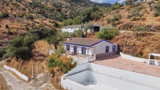 Finca rústica en Guaro. Finca rústica de 6.3 hectáreas con vivienda, almacén, olivos y r