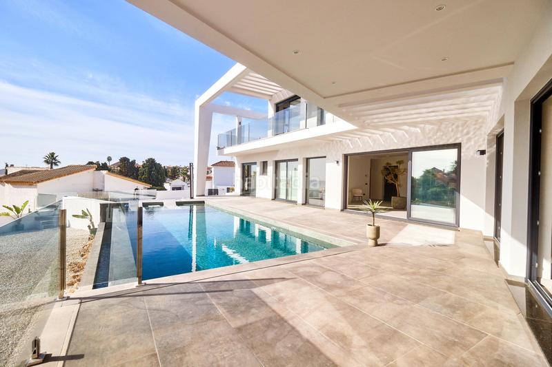 Foto fcbe4ccd-bfd6-414f-b5e6-7c4faa14ea79. Xalet amb calefacció aparcament piscina a El Faro de Calaburra - Chaparral Mijas