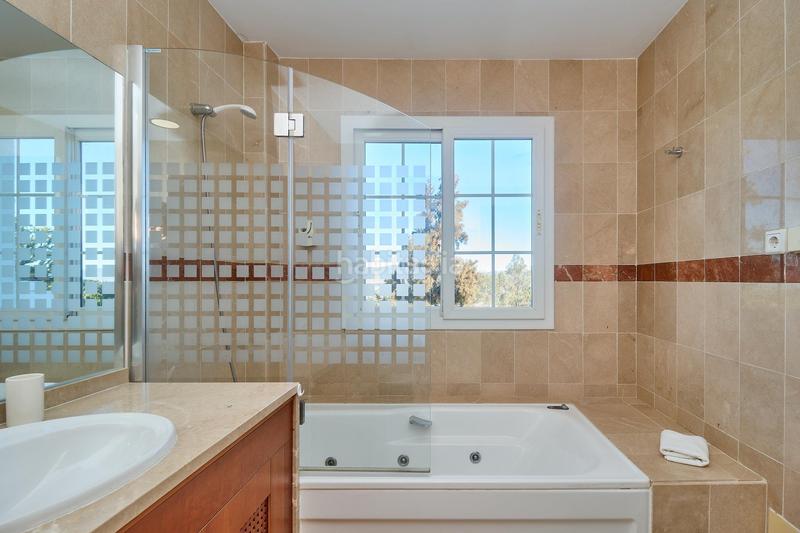 Foto 275c74ec-b0d4-4904-b1d3-dbb85e974764. Casa a schiera con riscaldamento parcheggio piscina in Alhaurín de la Torre