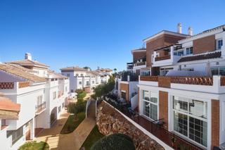 Casa adossada en Buenavista-Lauro Golf. Adosado de 4 dormitorios y 3 baos con vistas al golf. alhaurn