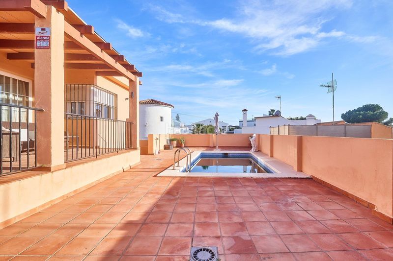 Foto c3b6ca8a-2f12-40fc-8774-0064564a49b1. Casa amb aparcament piscina a El Faro de Calaburra - Chaparral Mijas