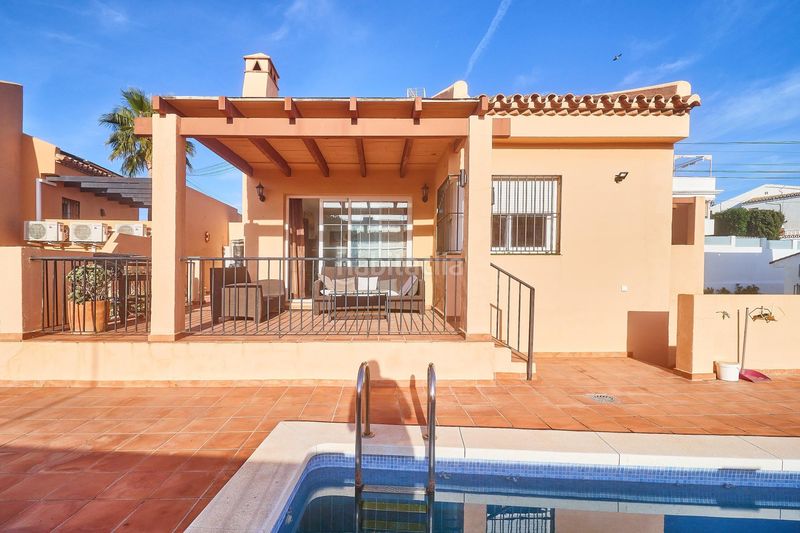Foto dd8aca0a-06d8-442f-a1ef-d78f047ca06a. Casa amb aparcament piscina a El Faro de Calaburra - Chaparral Mijas