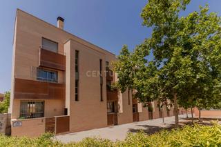 Reihenhaus in Calle torre de los carros, 18, granada, spain. Adosado en esquina con gran patio y garaje doble  camino bajo de