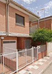 Casa adossada a Cl don quijote 2 maracena (granada) 2. Amplia casa en maracena con balcón y garaje