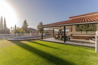Casa en Calle eduardo tuset, 17, otura, spain. Chalet independiente en otura con 1.250 m de parcela, piscina, j