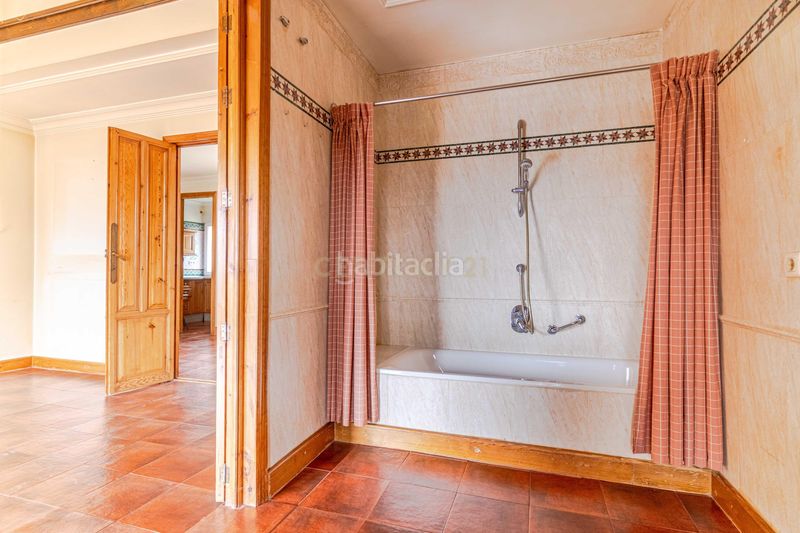 Foto 89454da0-5c0b-4aa3-af2c-9bbac797f1f3. Casa en calle ronda de los montes espectacular casa en el entorno del cubillas, granada, con jardín y piscina en Albolote