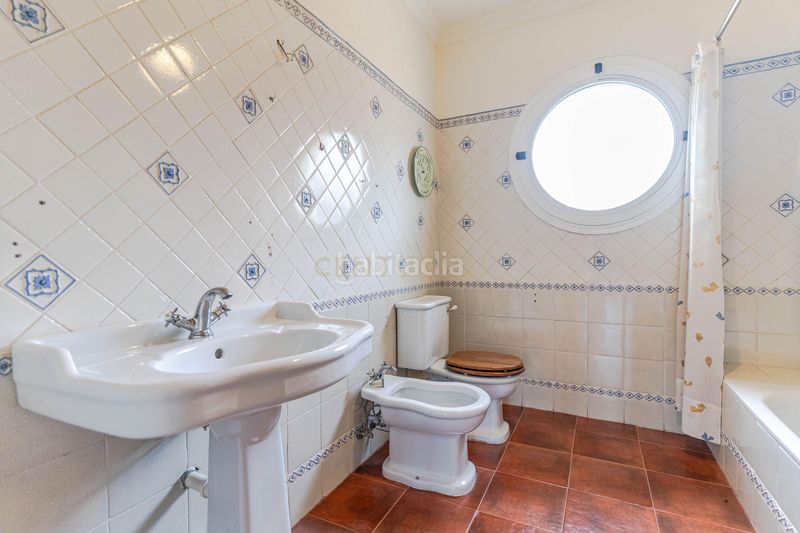 Foto b6238509-9849-4dae-ab94-4b7317ab13a1. Casa en calle ronda de los montes espectacular casa en el entorno del cubillas, granada, con jardín y piscina en Albolote