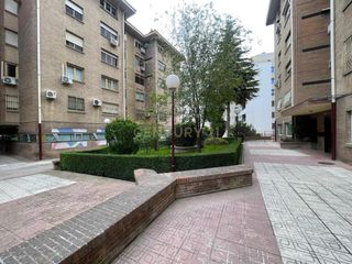 Miete Etagenwohnung in Calle ribera del beiro, 21, granada, spain. Estupendo piso de 3 dormitorios a estrenar,  junto al hospital d