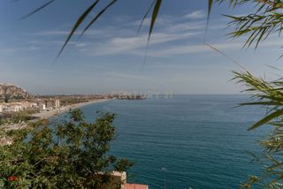 Casa a Calle real caleta, salobreña, spain. Entre el azul del mar y la magia del castillo está tu nuevo hoga
