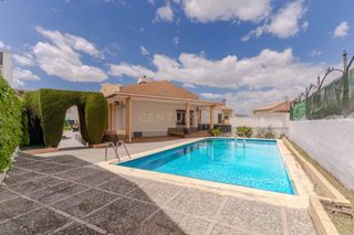 Casa  Calle calvario, 27, la zubia, spain 27. Encantadora casa en la zubia, granada con piscina y jardín