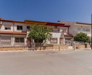 Maison  Calle jardines de pinos puente, 14, pinos puente, spain 14. Casa con inmenso patio y doble acceso en pinos puente
