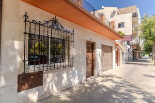 Maison à Avenida de pulianas, 63, granada, spain 63. Casa con jardín cerca del hospital de traumatología, granada