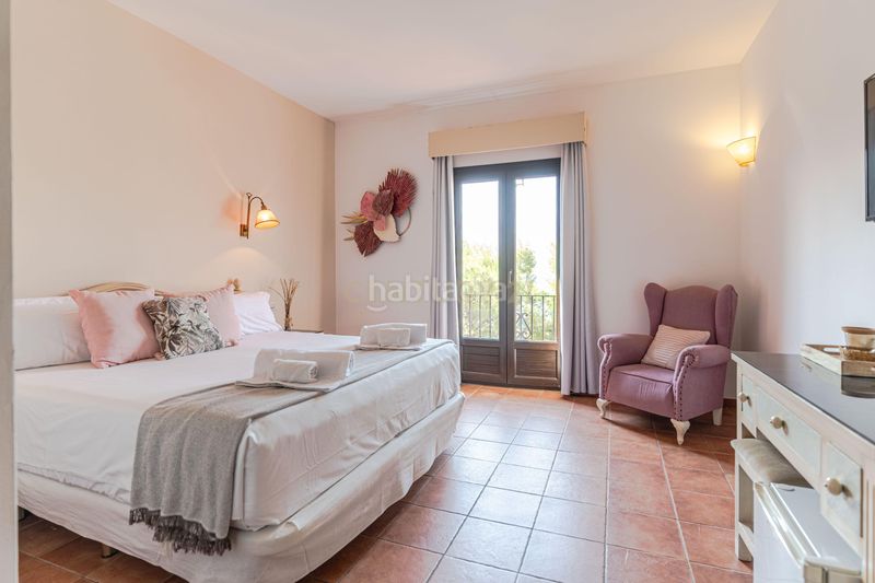 Foto d39ff062-aca0-436d-bd21-358564ab96e3. Edificio en calle salvador dalí hotel boutique a escasos minutos de la capital de granada en Cenes de la Vega