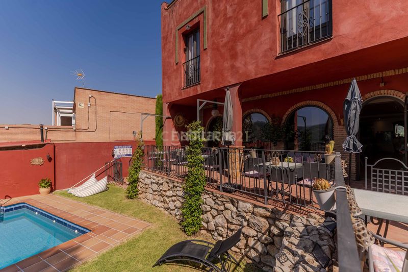 Foto f742fc17-cfd8-4476-bcc9-49e13a973f9a. Edificio en calle salvador dalí hotel boutique a escasos minutos de la capital de granada en Cenes de la Vega